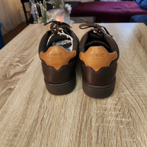 Vionic Lucas II lace-up sneaker with a leather upper removable EVA footbed - Picture 3 of 5